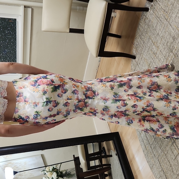Size 4 to 6 (tag 6) two piece prom dress NWT white/floral design trumpet skirt - Picture 4 of 12